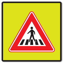 Voetgangersoversteekplaats met groen fluoriserend achtergrondschild