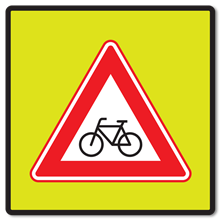 Fietsers en bromfietsers met groen fluoriserend achtergrondschild